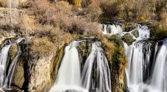 Muradiye Şelalesi Sonbaharda Büyüleyici Güzelliğiyle Ziyaretçilerini Ağırlıyor