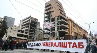 Belgrad'da Genelkurmay Binasının Yıkım Kararına Tepki Gösterildi