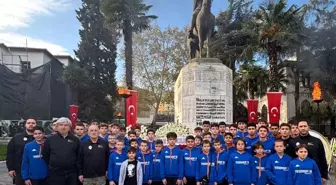 Yeşim Spor Kulübü 10 Kasım'da Atatürk Anıtı'na Çelenk Sundular