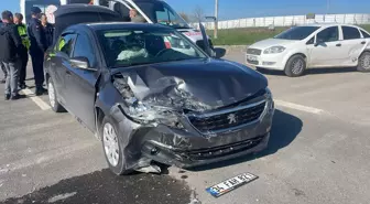 Edirne'de Kavşakta İki Otomobil Çarpıştı: 8 Yaralı