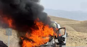 Van'da Yolcu Minibüsü Alev Aldı