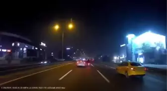 Küçükçekmece'de Kontrolünü Kaybeden Araç Bariyerlere Çarptı