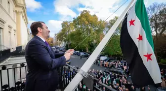 Suriye Dışişleri Bakanı, Londra'daki Büyükelçilik Binasında Bayrağı Göndere Çekti