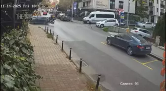 Beşiktaş'ta Motosiklet ile Otomobil Çarpıştı