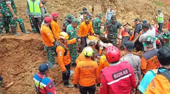 Endonezya'da Aşırı Yağışlar Toprak Kaymasına Neden Oldu: 3 Ölü