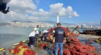 İzmir'de Kaçak Midye Denetimi: 27 Ton Midye Yeniden Denize Bırakıldı