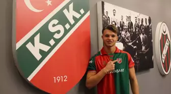 Karşıyaka'da Genç Kaleci Sadri Ege Dipci Profesyonel Sözleşme İmzaladı