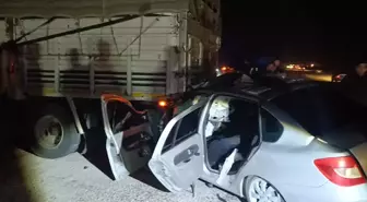 Adana'da Otomobilin Kamyona Çarpması Sonucu 2 Yaralı
