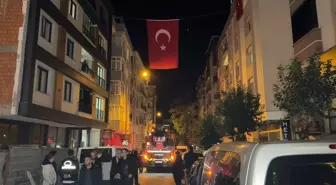 Hırvatistan'da düşen uçakta şehit olan Pilot Hasan Bahar'ın Avcılar'daki evine bayrak asıldı