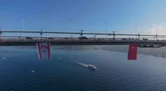 Şehitler Köprüsü'ne, kuruluşunun 42'nci yılını kutlayan KKTC bayrağı asıldı