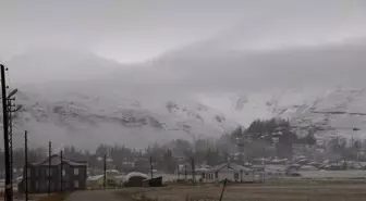 Yüksekova'da İlk Kar Yağışı Sevinci