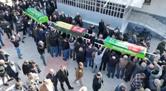 Gıda zehirlenmesi şüphesiyle ölen anne çocukları ile birlikte torağa verildi