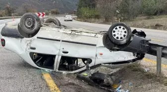 Kastamonu'da Otomobil Bariyere Çarparak Devrildi: İki Yaralı