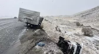 Şarampole devrilen TIR'ın şoförü yaralandı