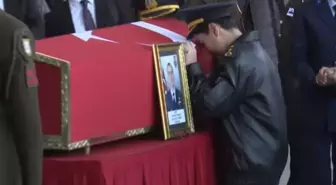 Şehit Pilot Yarbay Gökhan Korkmaz'ın oğlu babasını ebediyete böyle uğurladı