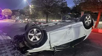 Van'da takla atarak devrilen otomobildeki 3 kişi yaralandı