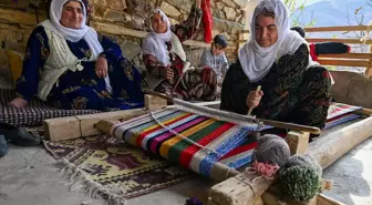 Kadınlar, Geleneksel Dokuma Kültürünü Yaşatıyor