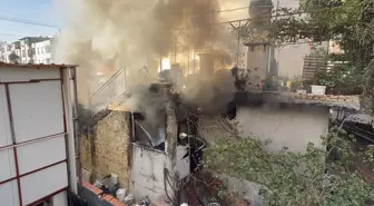 Antalya'da Gecekonduda Yangın: Yaşlı Çift Kurtarıldı