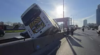 Kadıköy'de Trafik Kazası: Minibüs Beton Bariyerlere Çarptı