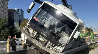 Kadıköy'de Trafik Kazası: Servis Minibüsü Bariyerlere Çıktı