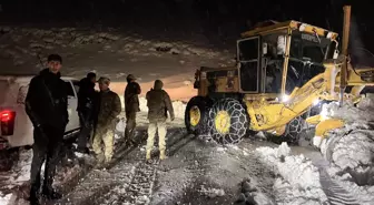 Yüksekova'da Kar ve Tipi Nedeniyle Mahsur Kalan 30 Kişi Kurtarıldı