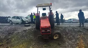 Siverek'te Otomobil-Traktör Çarpışması: 5 Yaralı