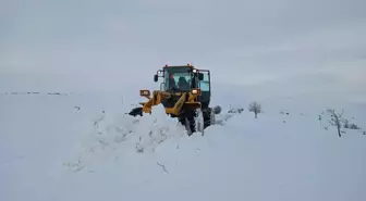 Sivas'ta Yoğun Kar Yağışı 46 Yerleşim Yerinin Yolunu Kapattı