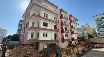 Antalya'da Metruk Apartmanda Yangın: 30-35 Yaşlarında Erkek Cesedi Bulundu