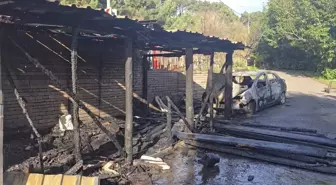 Beykoz'da Garaj Yangını, Park Halindeki Otomobili de Vurdu