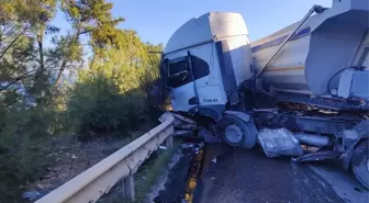 Bodrum'da TIR ve Otomobil Kafa Kafaya Çarpıştı, Sürücüler Yaralandı