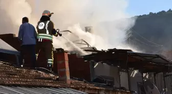 Manisa'da Yangında Müstakil Ev Kullanılamaz Hale Geldi