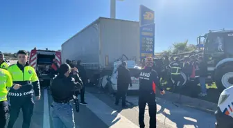 Sinop'ta Otomobil TIR'a Çarptı: Öğretmen Hayatını Kaybetti