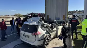 Sinop'ta Park Halindeki Tıra Çarpan Otomobil Kazası: 1 Ölü