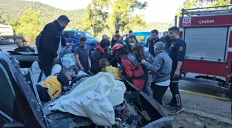 Bodrum'da TIR ile Çarpışan Otomobil Hurdaya Döndü, 2 Yaralı