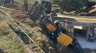 Uşak'ta Kepçe Devrildi: Bir Kişi Hayatını Kaybetti