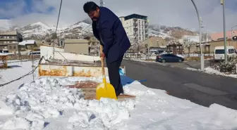 Başkale'de Kar Yağışı, İlçeyi Beyaza Bürüdü
