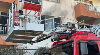Ödemiş'te Apartmanda Yangın: Ev Sahibinin Müdahalesi Sonrası Dumandan Etkilendi