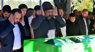 Baba, kazada ölen oğlunun cenaze namazını kıldırdı