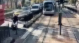Beyoğlu’nda Tramvay Motosiklete Çarptı: 2 Yaralı