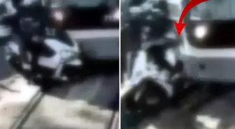 Beyoğlu'nda tramvayın motosiklete çarpma anı kamerada