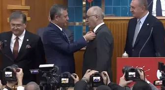 Gelecek Partisi'nden istifa eden Doğan Demir CHP'ye katıldı! Rozetini Özel taktı