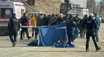 Iğdır'da Çöp Kamyonunun Çarpması Sonucu 5 Çocuk Annesi Hayatını Kaybetti