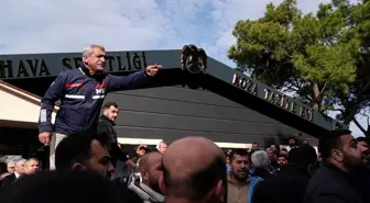 İzmir'de mahalle sakinleri ile belediye ekipleri arasında yıkım gerginliği