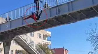 Kameralar kayıttaydı! Herkesin gözü önünde kendini aşağıya bıraktı