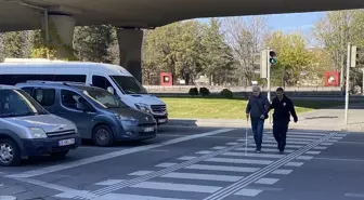 Polis Memurundan Görme Engelliye Yardım Eli