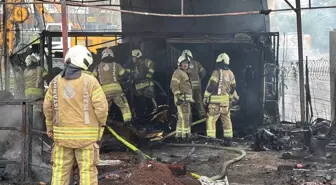 Beylikdüzü'nde Depo Barakasında Yangın Çıktı