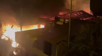 Adana'da Prefabrik Ev Yangında Küle Döndü