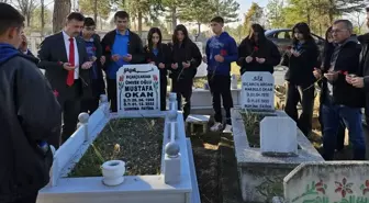 Kastamonu'da vefat eden öğretmen öğrencileri tarafından kabri başında anıldı