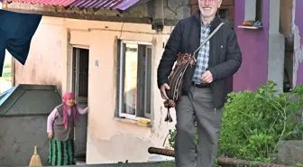74 Yaşındaki Usta, Hem Çorap Örüyor Hem Eşine Destek Oluyor