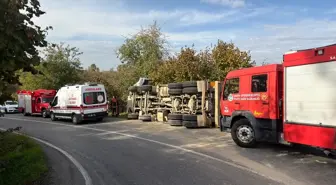 Sakarya'da Taş Yüklü Kamyon Devrildi: Sürücü Yaralandı